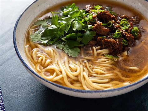  羊肉粉：濃厚なスープと弾力のある麺が織りなす、ウージョン名物の至福！